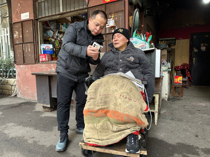 工作人员向廖新民讲解“知音购”手机订货流程。