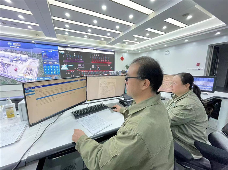 国网湖北电力员工曹德胜、袁红在省调网络化系统进行调度网络令回复工作。 （马磊男 摄）