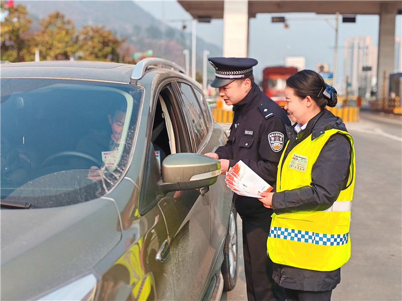 民警带企业员工在收费站宣传。