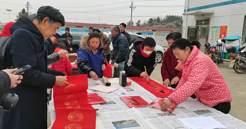 审计志愿者在总路咀镇双河口村写春联送春联。