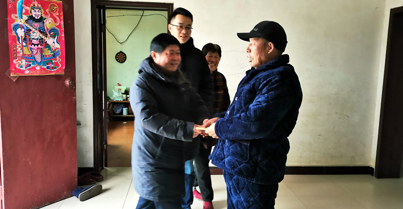 审计志愿者在总路咀镇双河口村慰问困难党员。