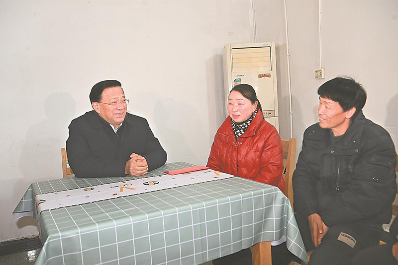 1月29日下午，省委书记韩俊在滁州市定远县西卅店镇高潮村，慰问困难党员李跃珍。本报记者 杨 竹 摄