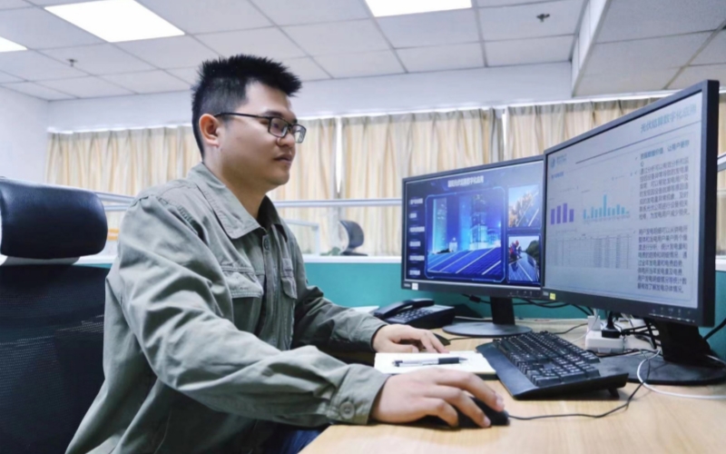 国网湖北电力员工运用光伏结算数字化应用进行光伏结算。曾嵘摄