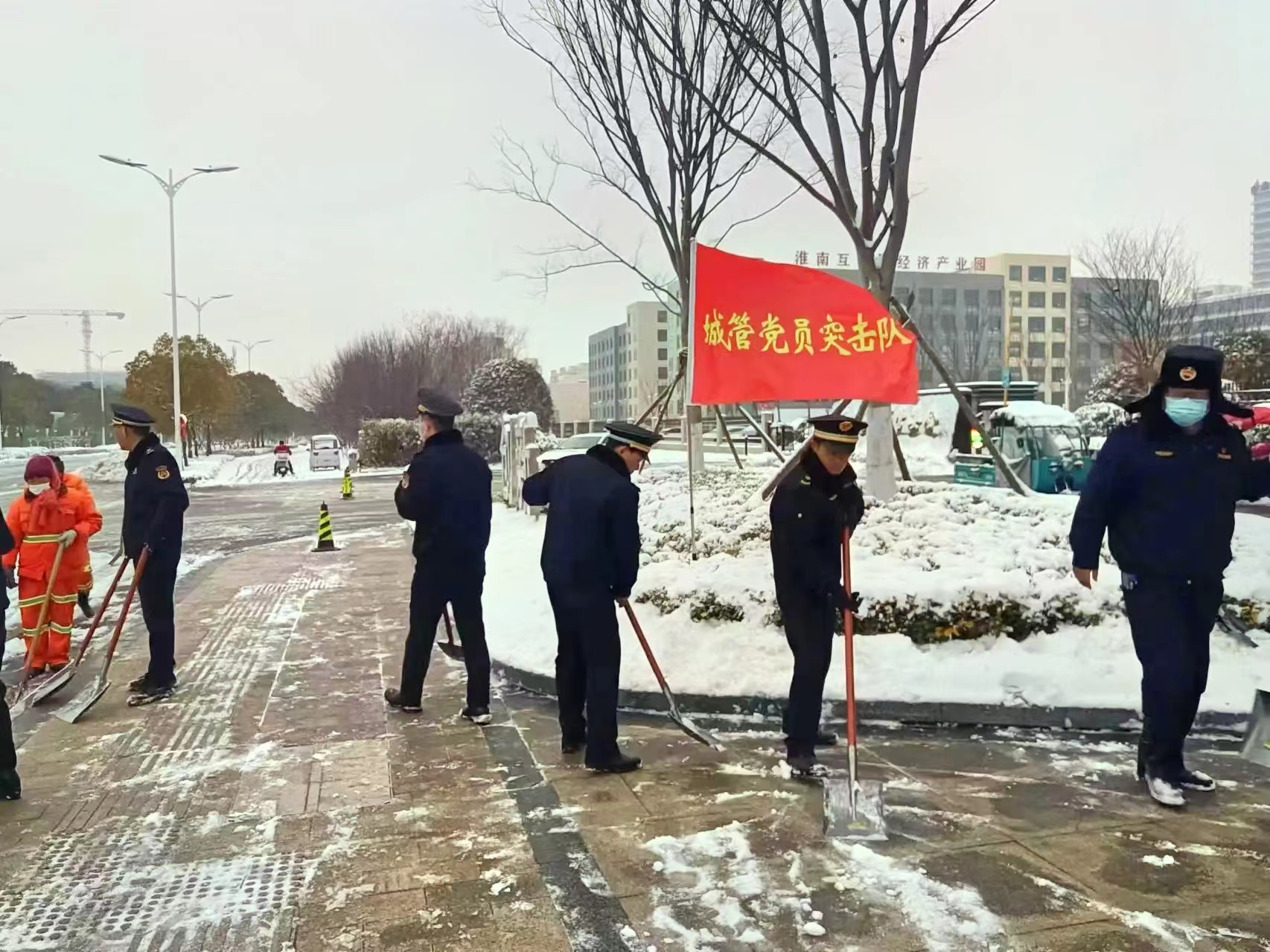 淮南市城管系统“以雪为令”全员上阵迎战暴雪天气。