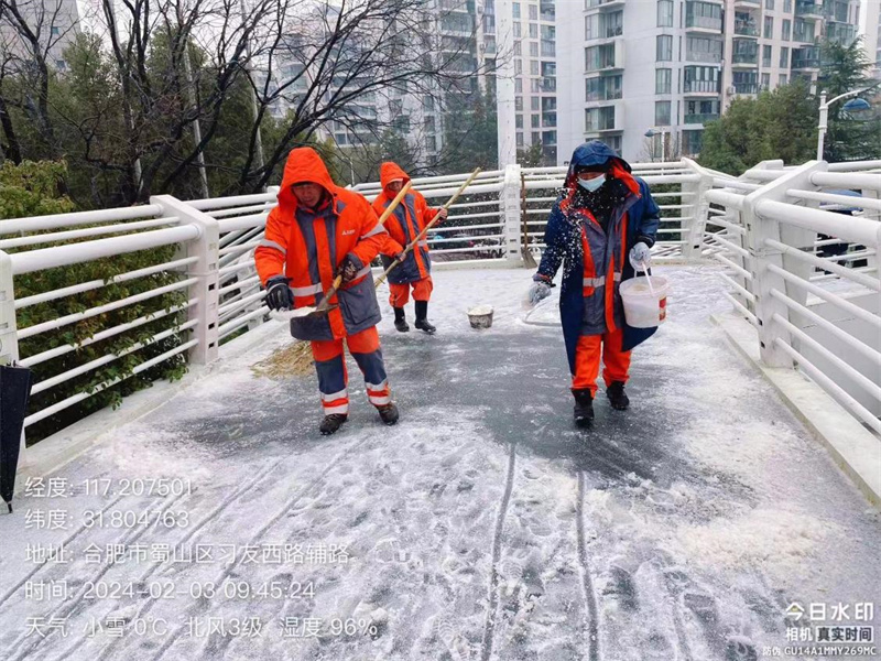 合肥城管局以雪为令 全力以赴保畅通。