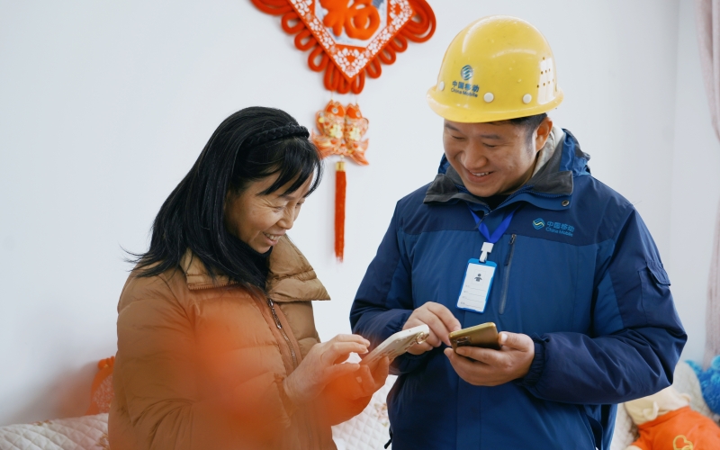 湖北移动工作人员倾听用户诉求解决用户用网问题。