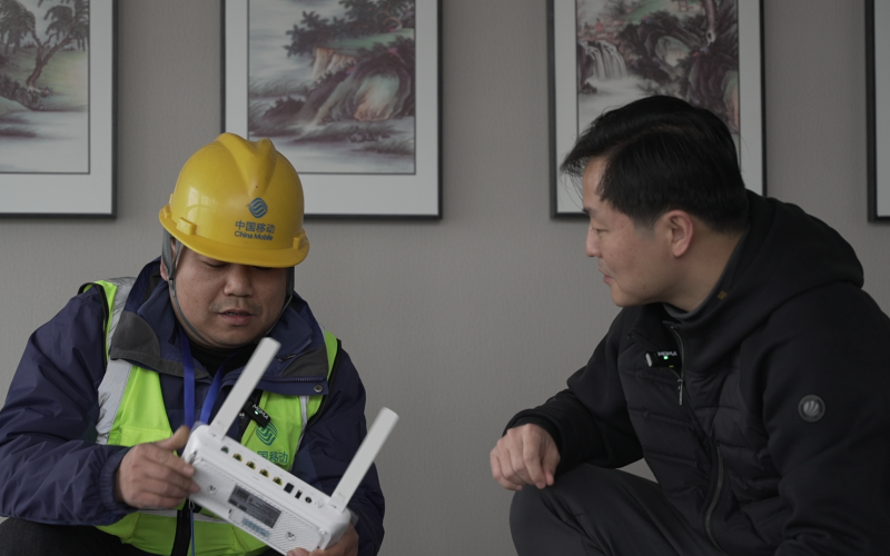 移动工作人员贴心地为用户讲解千兆宽带知识。
