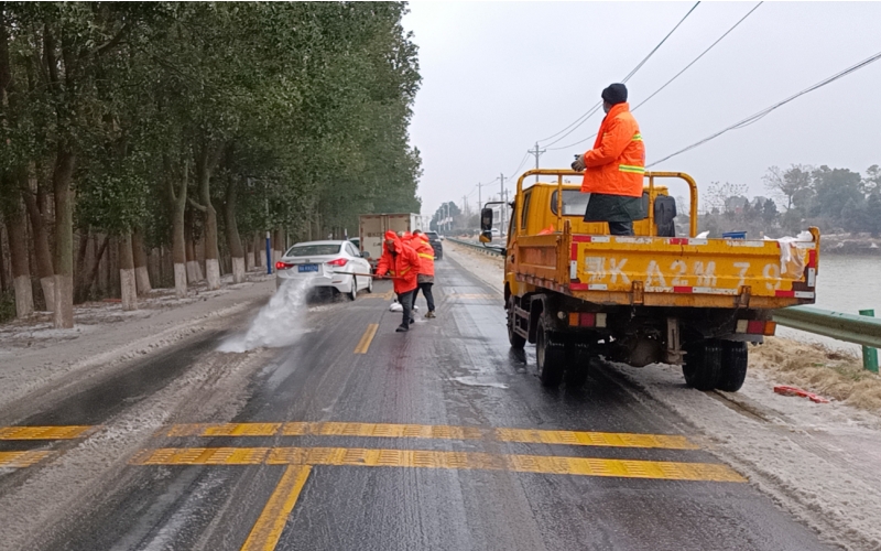 应城市交通部门组织工作人员在道路上融雪除冰。