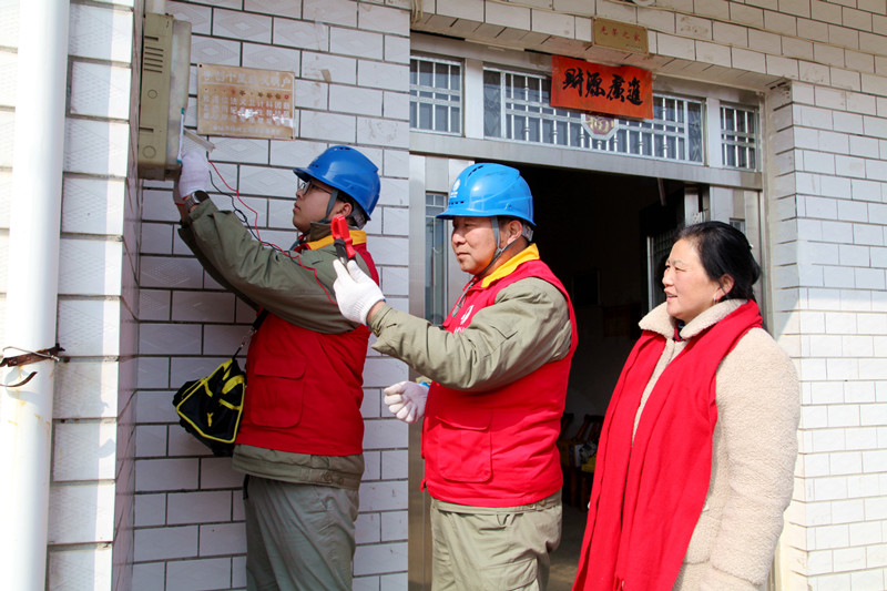 安陆市供电公司杨兴供电所党支部书记王升钰和同事检查居民用电。
