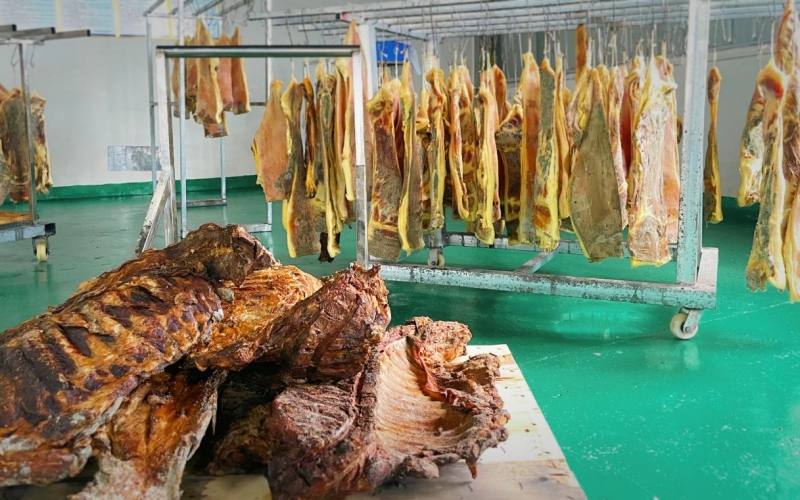 郧西县香口香腊味专业合作社正在风干的腊味。 孟鑫杰摄