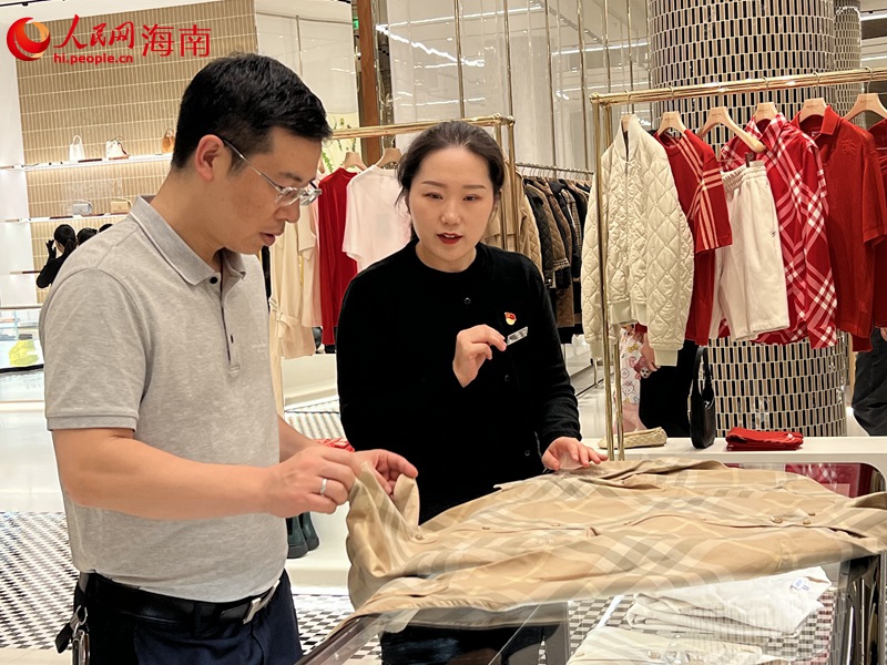 唐微雯向客人介绍商品。人民网记者 李学山摄