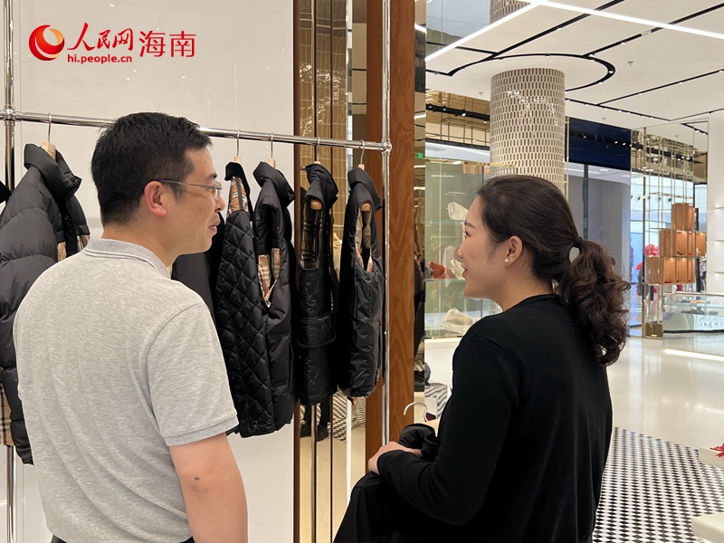 唐微雯向客人介绍商品。人民网记者 李学山摄