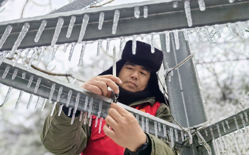 宋亮正在测量覆冰情况。