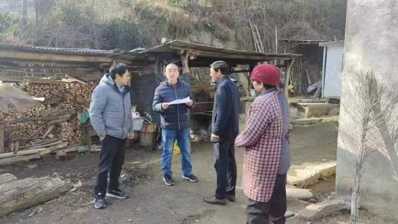 工作人员对沙河乡入户道路数据进行现场核查。胡先武供图