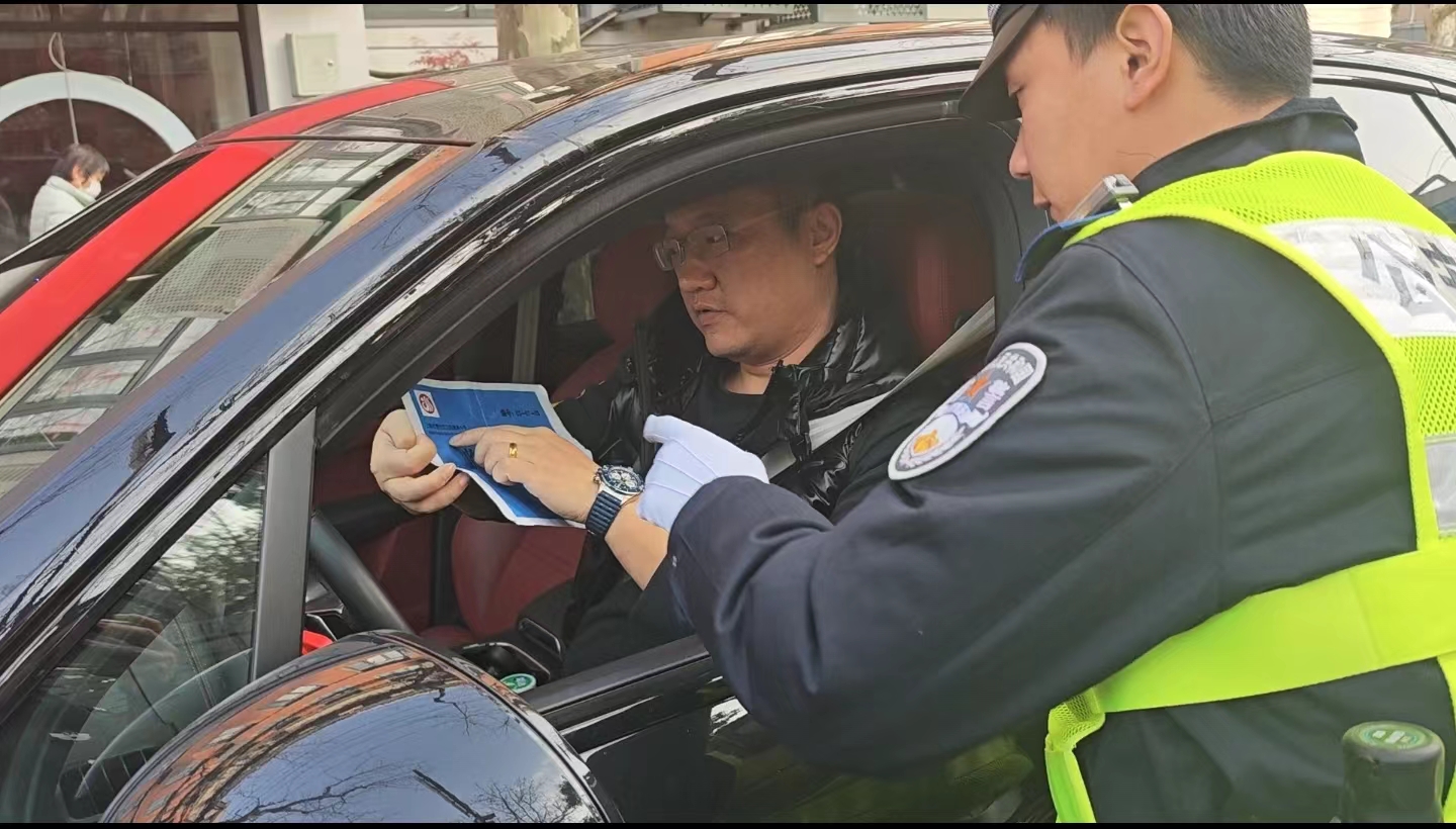 静安警方在万航渡路小学门口开展排堵疏导