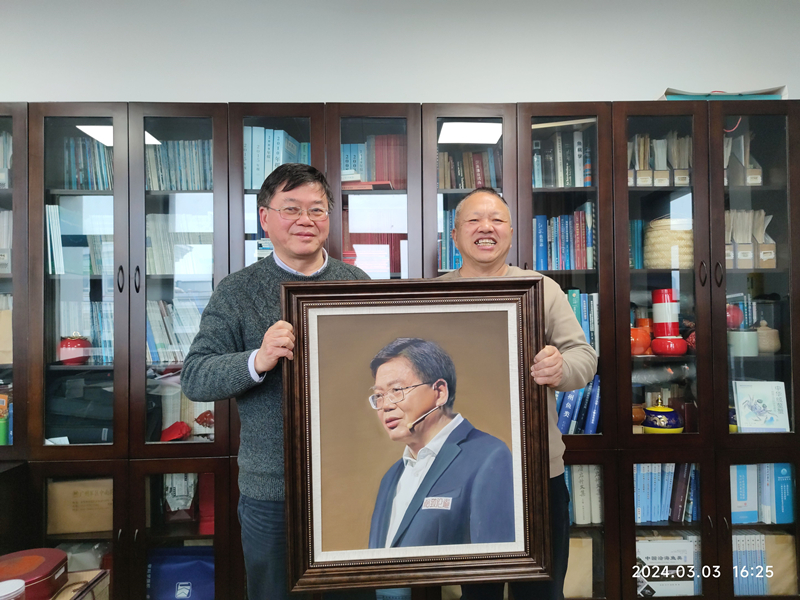 湖北画家为桂建芳院士创作肖像画作。