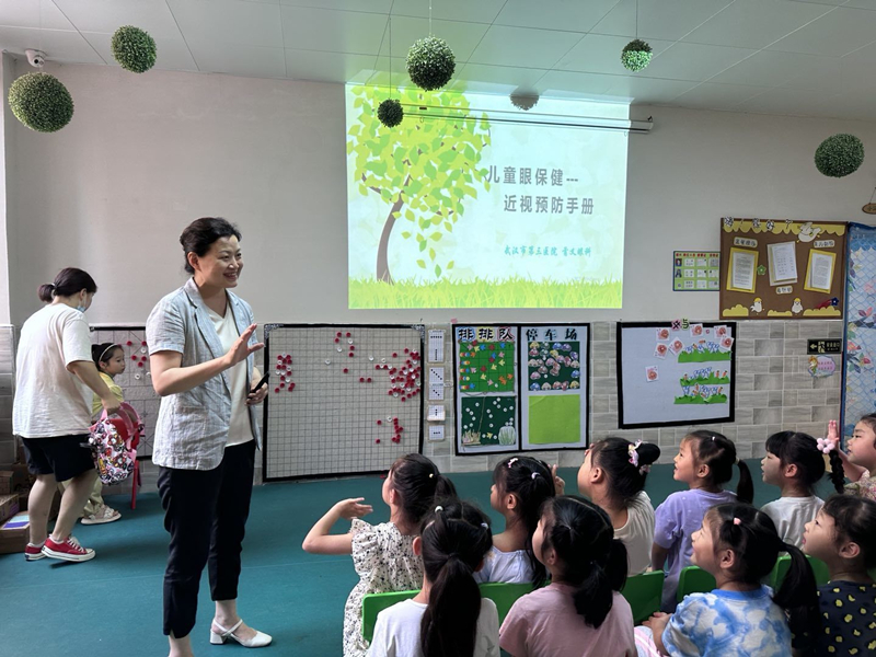 武汉市武昌区徐家棚街社区卫生服务中心在惠誉幼儿园视力防控入园宣教。