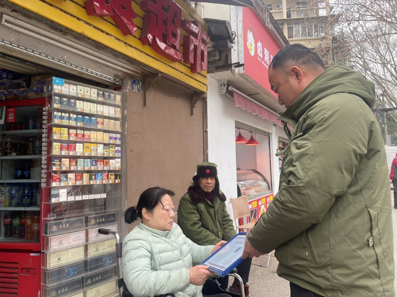 客户经理为残疾客户送证上门。
