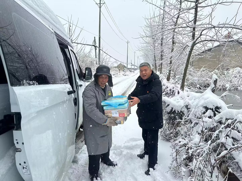 党员志愿服务队冒雪为客户送货上门。