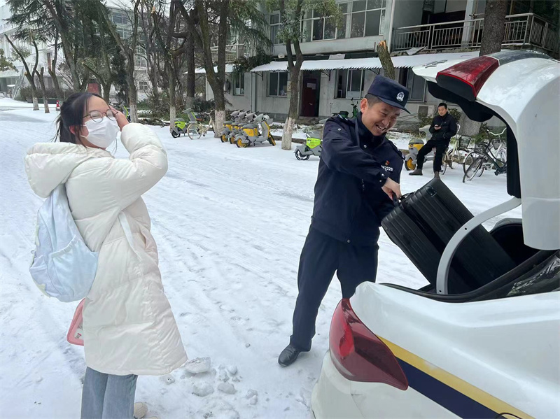 民警帮忙搬运行李。