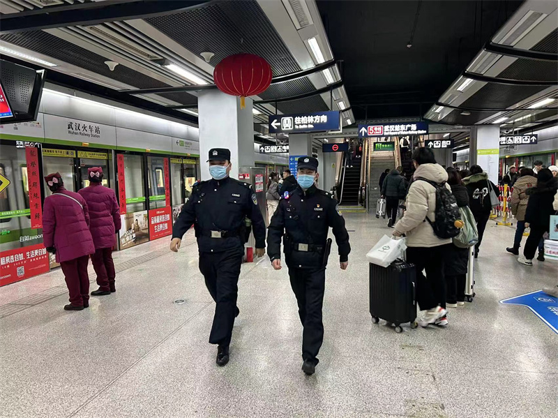 轨道分局民警在武汉火车站地铁站开展巡逻。