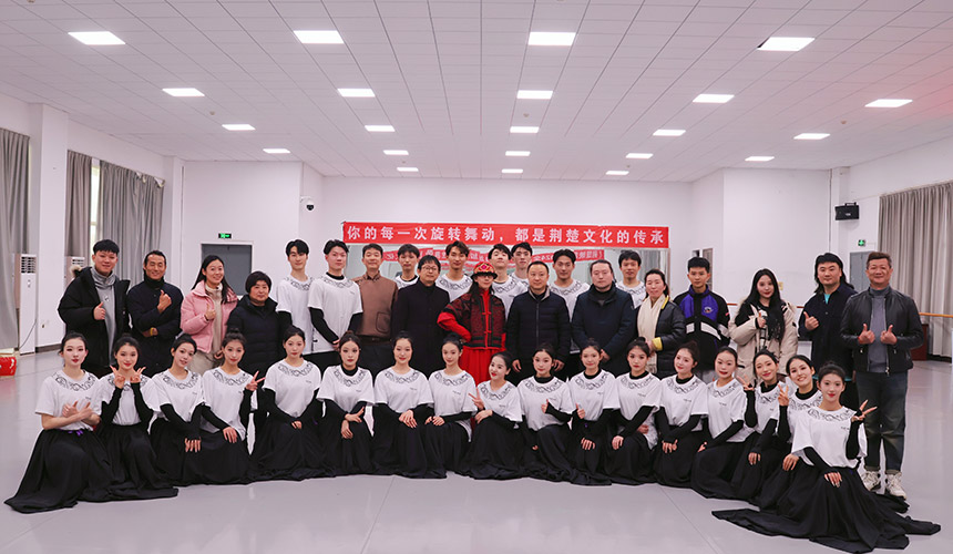 杨丽萍与学校师生合影留念