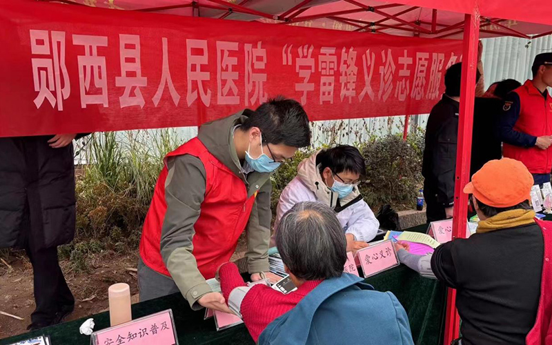 郧西县人民医院开展爱心义诊现场。谈太均摄