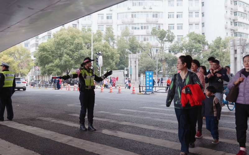武汉交警坚守岗位，护航游客出行顺畅。