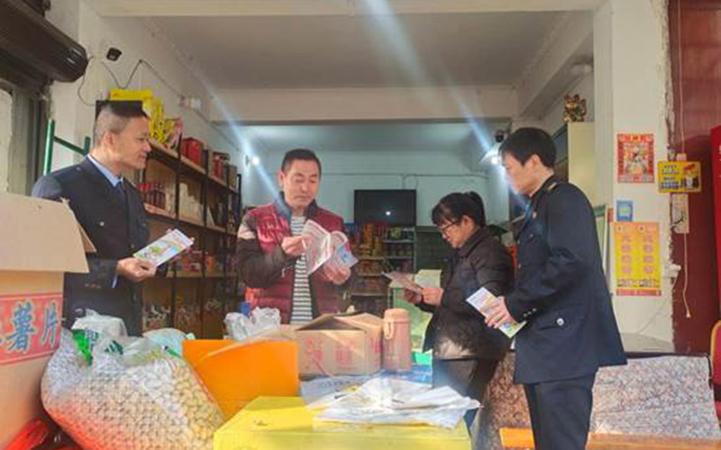 赤壁烟草市管员开展乡村普法活动