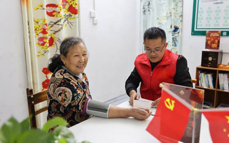 赤壁烟草志愿者在便民服务社为村民测量血压