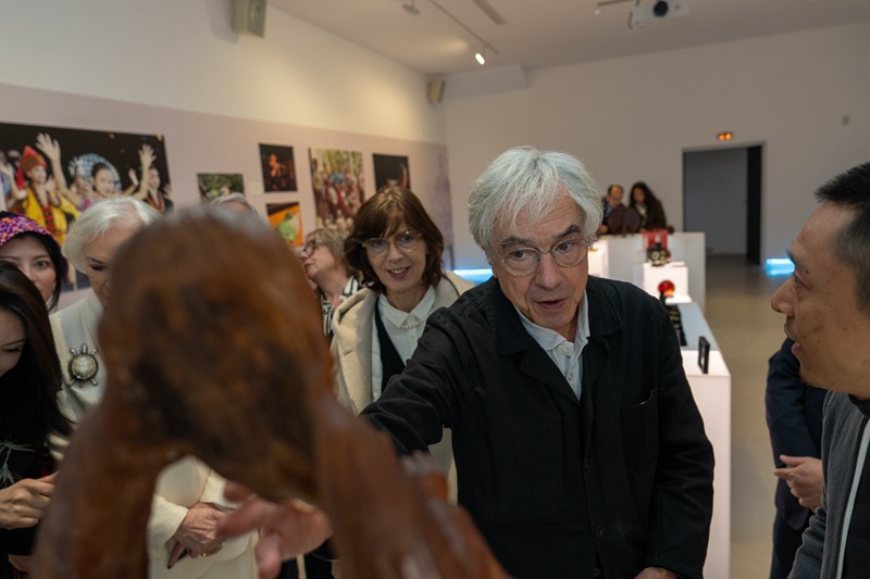 吴孔德与外国专家就木雕作品进行交流。本人供图