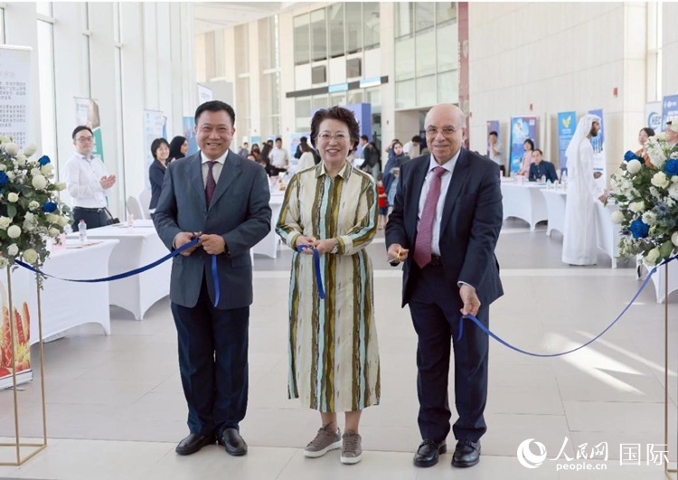 中阿嘉宾为招聘会剪彩。人民网记者 管克江摄