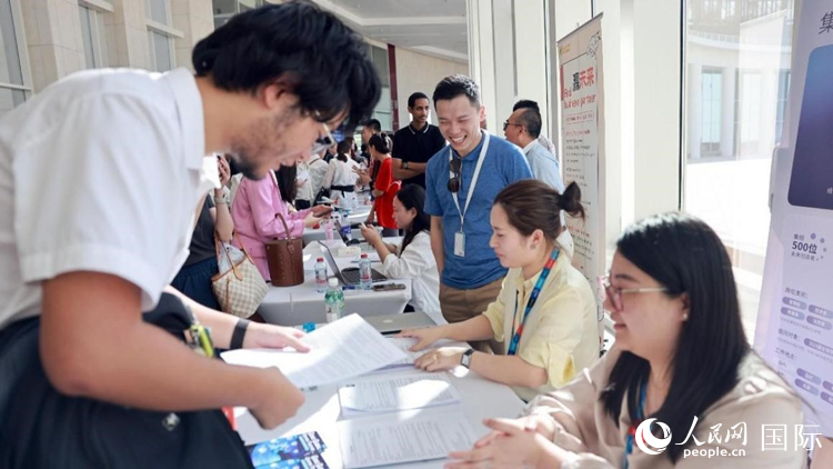 招聘会气氛热烈。人民网记者 管克江摄