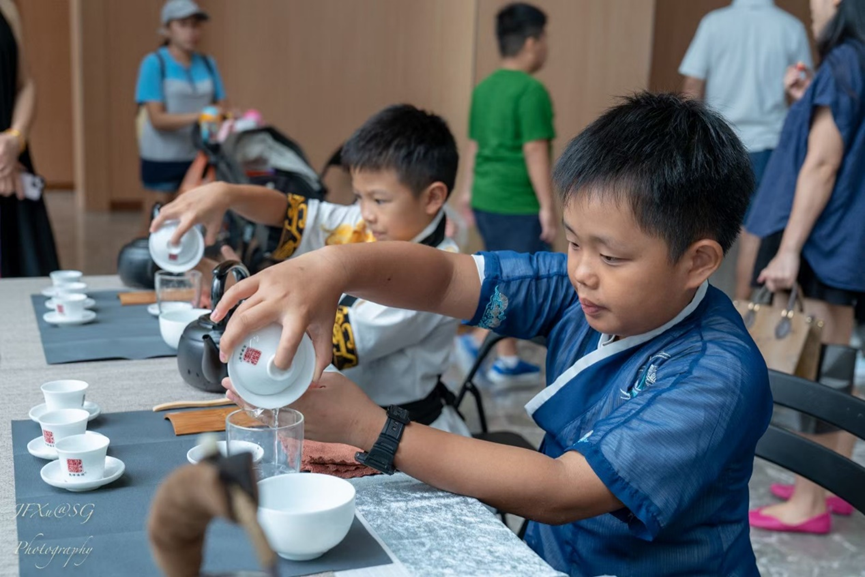 新加坡孩子们在活动现场体验学习茶艺。新加坡中国文化中心供图