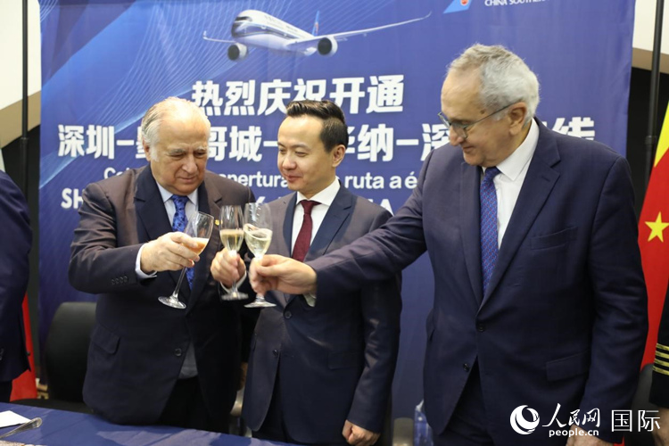 张润大使（中）与墨旅游部长托鲁科（左）、墨西哥驻华大使施雅德（右）举杯庆祝。埃内斯·多明戈斯摄