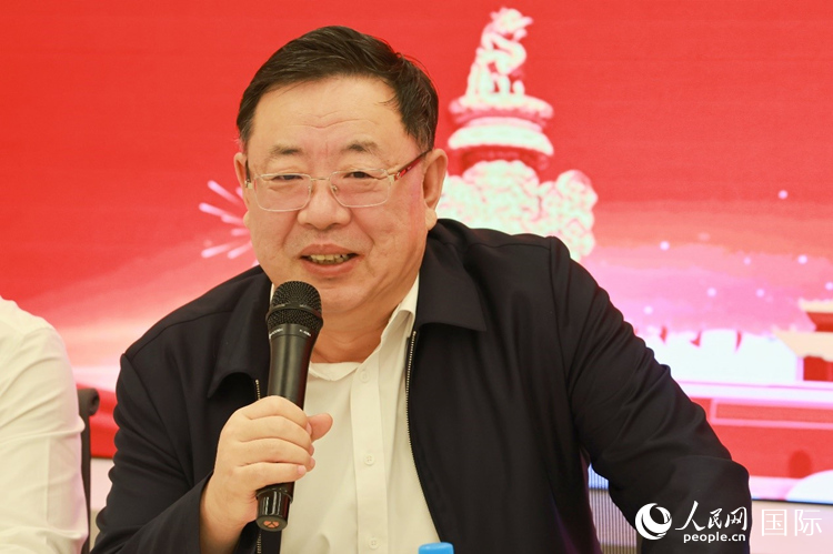 山东省泰安市委书记、市人大常委会主任杨洪涛在座谈会上致辞。人民网记者 陈海琪摄