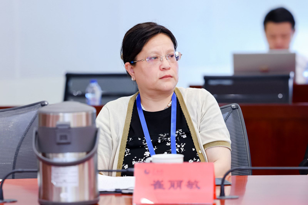 孝义市人民医院党总支副书记崔丽敏发言。人民网记者 杜燕飞摄