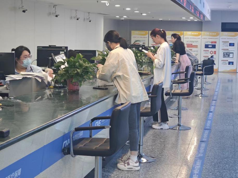 南京市医保中心服务大厅医保综合业务窗口。 人民网 黄盛摄