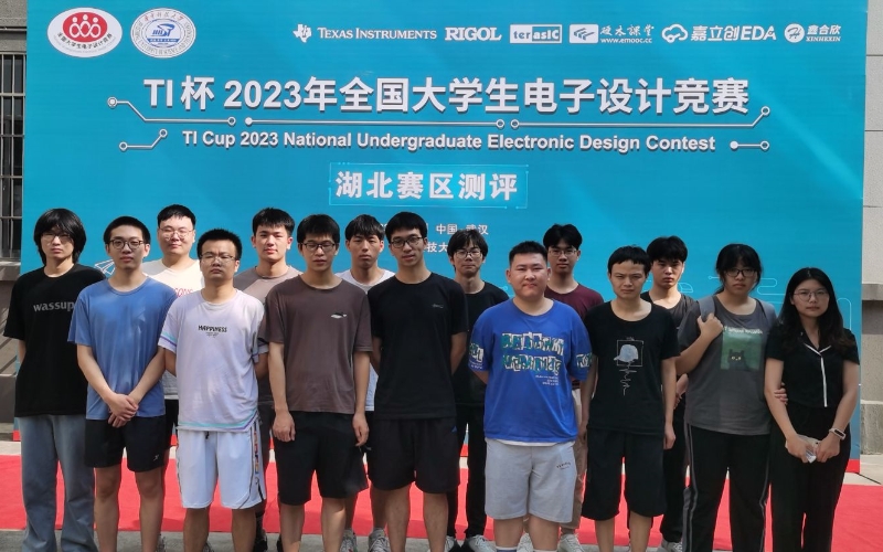 部分学生参赛合影。