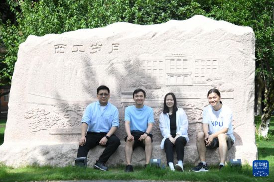 6月26日，西工大哈萨克斯坦分校学生道托夫·铁木尔、博雷斯别克·穆拉特、伊萨耶娃·豪哈尔和图列加利·阿米尔（从左至右）在位于中国西安的西北工业大学本部校园内合影。新华社记者 张博文 摄