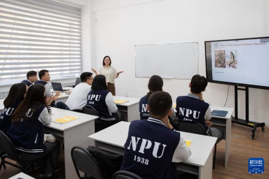 2023年10月12日，西北工业大学哈萨克斯坦分校的学生在位于哈萨克斯坦阿拉木图的校园内上课。新华社发 （周军平 摄）