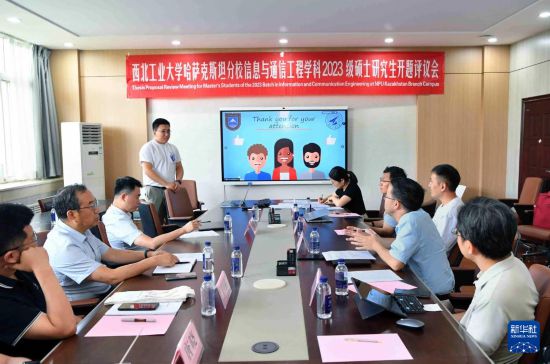 6月24日，在位于中国西安的西北工业大学本部，西工大哈萨克斯坦分校学生道托夫·铁木尔（左四）参加研究生开题评议会。