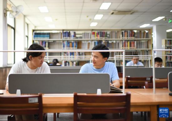 6月26日，在位于中国西安的西北工业大学本部图书馆，西工大哈萨克斯坦分校学生博雷斯别克·穆拉特（右）和图列加利·阿米尔交流学习。新华社记者 张博文 摄