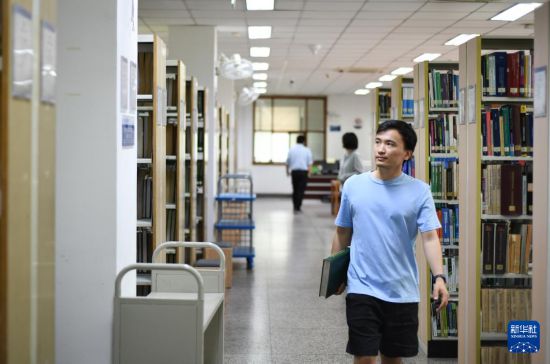 6月26日，在位于中国西安的西北工业大学本部图书馆，西工大哈萨克斯坦分校学生博雷斯别克·穆拉特借阅书籍。新华社记者 张博文 摄