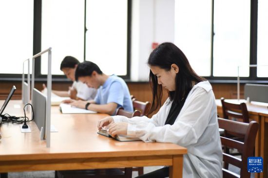 6月26日，在位于中国西安的西北工业大学本部图书馆，西工大哈萨克斯坦分校学生伊萨耶娃·豪哈尔阅读书籍。新华社记者 张博文 摄