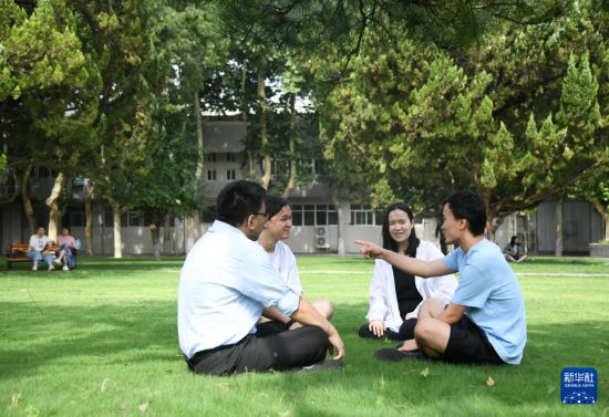 6月26日，西北工业大学哈萨克斯坦分校学生在位于中国西安的西工大校园内交流。新华社记者 张博文 摄