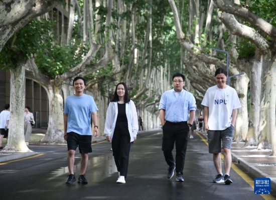 6月26日，西北工业大学哈萨克斯坦分校学生博雷斯别克·穆拉特、伊萨耶娃·豪哈尔 、道托夫·铁木尔和图列加利·阿米尔（从左至右）在位于中国西安的西工大校园内散步。新华社记者 张博文 摄