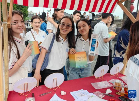6月8日，西北工业大学哈萨克斯坦分校学生在中国西安城墙景区参加端午节文化活动。新华社发（西北工业大学供图）