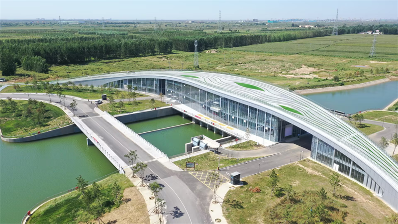 雄安容城截洪渠泵站全景图。