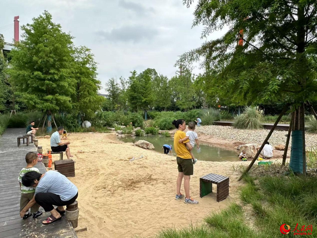 市民在杨浦滨江边休憩游玩享受慢生活。人民网记者 董志雯摄